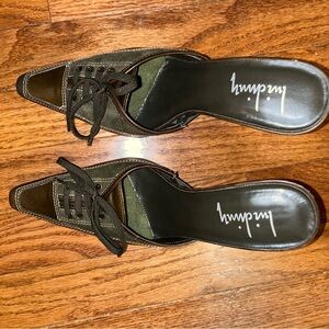 luichiny shoes.  Olive color but I might say olive-brown.  Size 7.